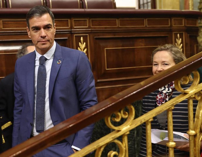 El presidente del Gobierno, Pedro Sánchez y la vicepresidenta primera y ministra de Asuntos Económicos y Transformación Digital, Nadia Calviño, a su llegada a una sesión plenaria en el Congreso de los Diputados