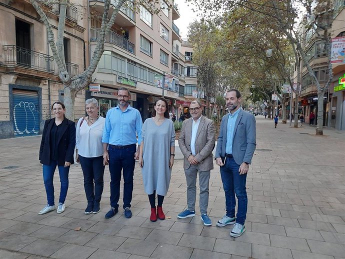 La portavoz del PSOE en el Senado, Eva Granados, con el alcalde de Palma, José Hila, en la calle Nuredduna.