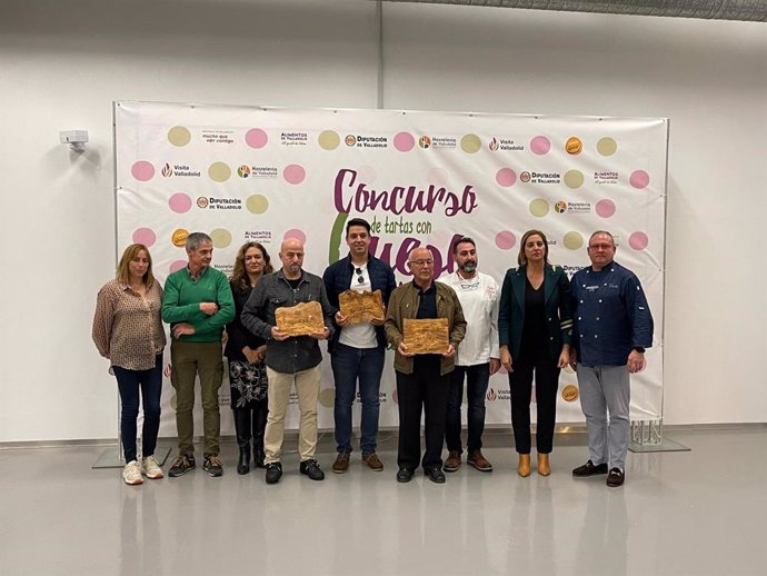 Foto de familia de la entrega de premios del I Concurso de Tartas de Queso Alimentos de Valladolid.