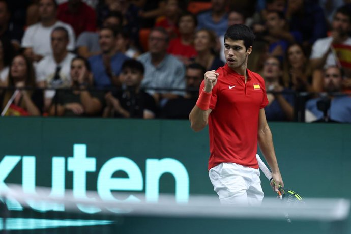 Archivo - Carlos Alcaraz of Spain in action against Soonwoo Kwon of Korea during the Davis Cup by Rakuten 2022, Finals Group B, tennis match 2 played between Spain and Korea at Fuente de San Luis pavilion on September 18, 2022, in Valencia, Spain.