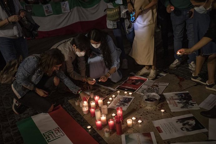 Varias personas colocan velas durante la manifestación en Barcelona contra el régimen Iraní tras la muerte de Mahsa Amini, a 15 de octubre de 2022, en Barcelona (España)