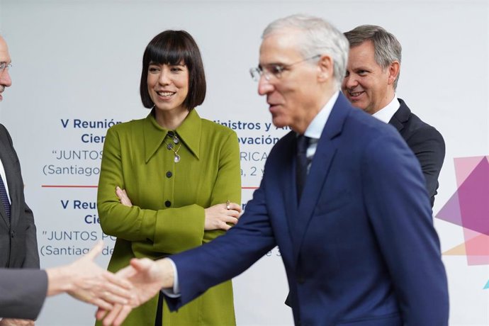 La ministra de Ciencia, Diana Morant; el vicepresidente primero de la Xunta de Galicia, Francisco Conde y el delegado del Gobierno en Galicia, José Miñones,  en la V Reunión Iberoamericana de ministros de Ciencia, Tecnología e Innovación, en Santiago