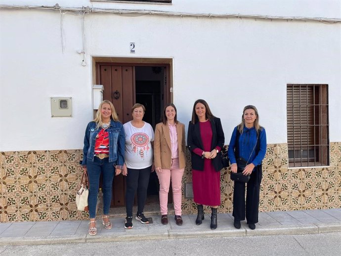 La delegada de Fomento, Vivienda y Articulación del Territorio, Cristina Casanueva (centro), en su visita a Fuente Obejuna.