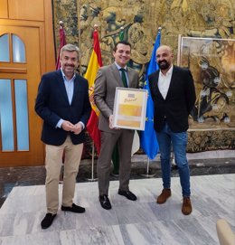 El alcalde recibe la placa que distingue a la ciudad como "una de las más seguras de España".