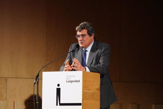 El ministro de Inclusión, Seguridad Social y Migraciones, José Luis Escrivá, interviene en el Congreso Internacional de Economía de la Longevidad, en el Auditorio de la Hospedería Fonseca, a 2 de noviembre de 2022, en Salamanca.