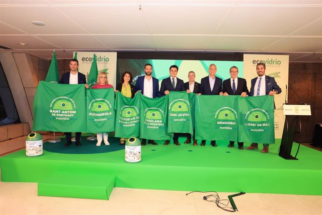 Ocho municipios costeros ganan su 'Bandera Verde' por su compromiso con el reciclaje de vidrio en el verano de 2022