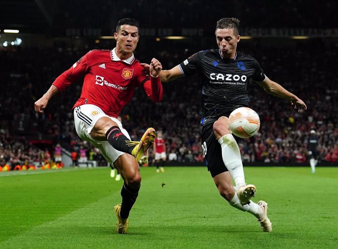Archivo - El jugador del Manchester United Cristiano Ronaldo pugna con el futbolista de la Real Sociedad Jon Pacheco, en un partido en Old Trafford de la Liga Europa 2022-2023. 