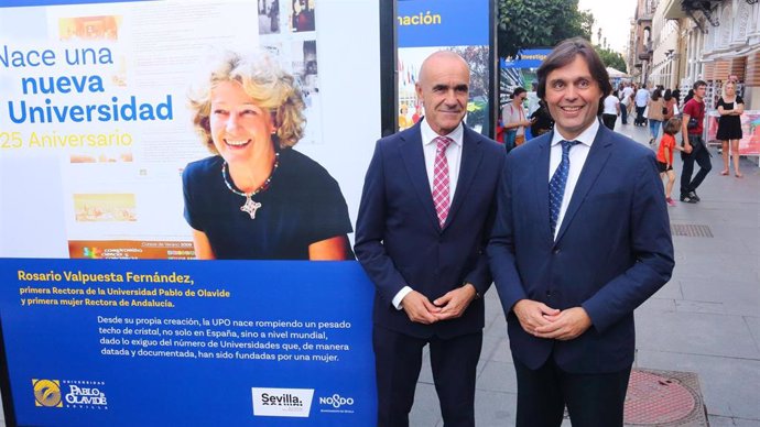 El rector de la UPO y el alcalde inauguran la exposición '25 Aniversario de la Universidad Pablo de Olavide.