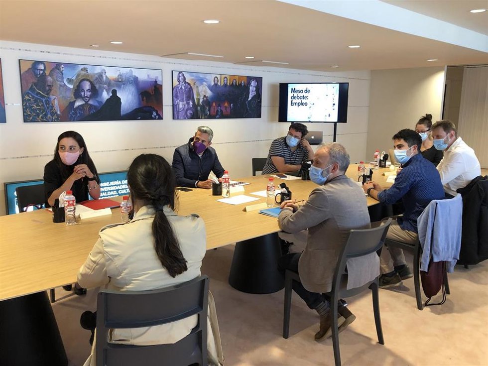 Archivo - Imagen de archivo de la primera mesa de debate para la creación de la ley de Juventud, presidida por Pablo Zuloaga
