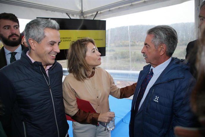 La ministra de Transportes, Raqeul Sánchez, con el presidente y el vicepresidente de Cantabria, Miguel Ángel Revilla y Pablo Zuloaga, respectivamente, en la inauguración de la obra