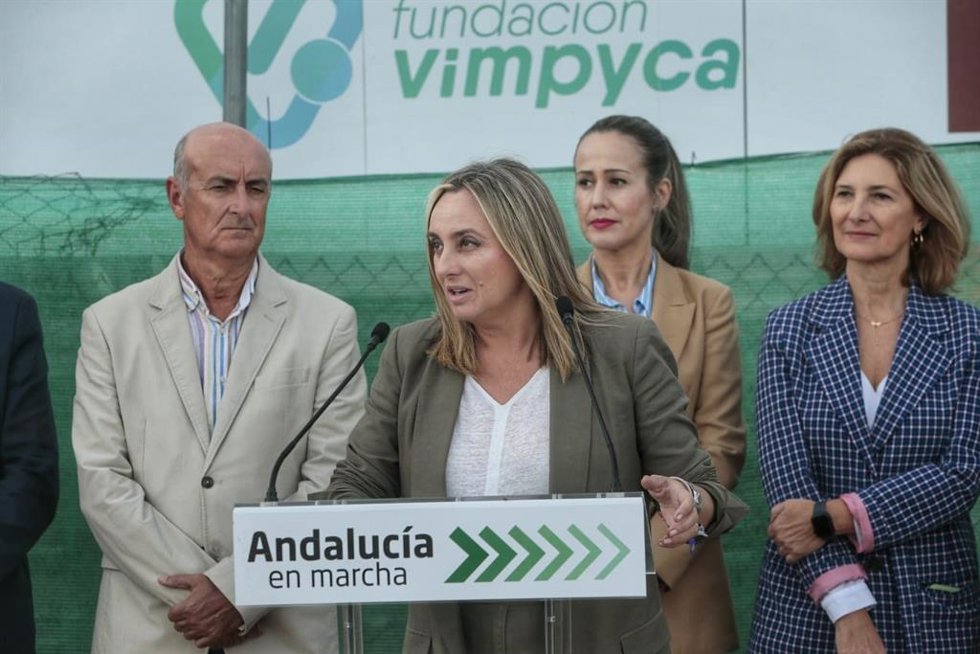 La consejera de Fomento, Articulación del Territorio y Vivienda, Marifrán Carazo, en su visita a Lepe (Huelva).