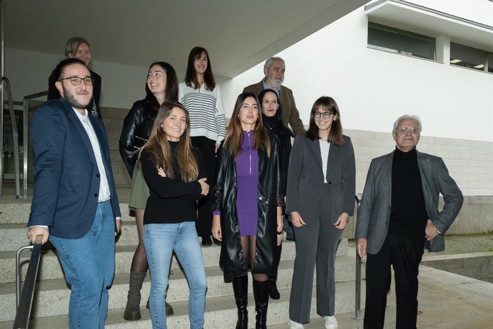 El presidente de la Real Academia Galega (RAG), Víctor F. Freixanes, el director de 'Superheroínas', José Manuel Diego Ferreira, y la decana de la Facultad de Ciencias de la Comunicación, Ana Isabel Rodríguez, junto a protagonistas de la serie.