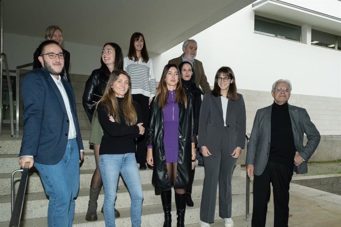 O presidente da Real Academia Galega (RAG), Víctor F. Freixanes, o director de 'Superheroínas', José Manuel Diego Ferreira, e a decana da Facultade de Ciencias da Comunicación, Ana Isabel Rodríguez, xunto a protagonistas da serie.