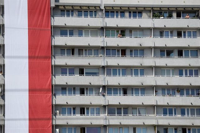 Archivo - Bandera polaca sobre un edificio de Katowice, en Polonia