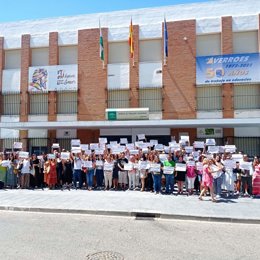 Archivo - Una de las concentraciones llevadas a cabo por el AMPA del IES Averroes ante el propio centro educativo.