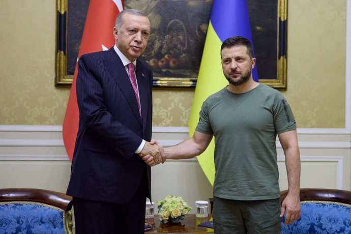 Archivo - HANDOUT - 18 August 2022, Ukraine, Lviv: Ukrainian President Volodymyr Zelensky (R) meets with Turkish President Tayyip Erdogan. Photo: -/Ukrainian Presidency/dpa - ATTENTION: editorial use only and only if the credit mentioned above is refere