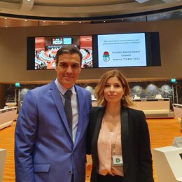 Archivo - El secretario general del PSOE, Pedro Sánchez y la secretaria de Política Internacional y Cooperación al Desarrollo de la Comisión Ejecutiva Federal, Hanna Jalloul en el Consejo de la Internacional Socialista en Ginebra.