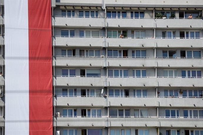 Archivo - 15 August 2019, Poland, Katowice: A Polish flag hang from a high-rise building on the Polish Armed Forces Day. Photo: Omar Marques/SOPA Images via ZUMA Wire/dpa