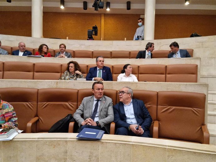 Archivo - Foto de archivo del consejero de Desarrollo Rural y Medio Ambiente, Guillermo Blanco (izda), en el Parlamento
