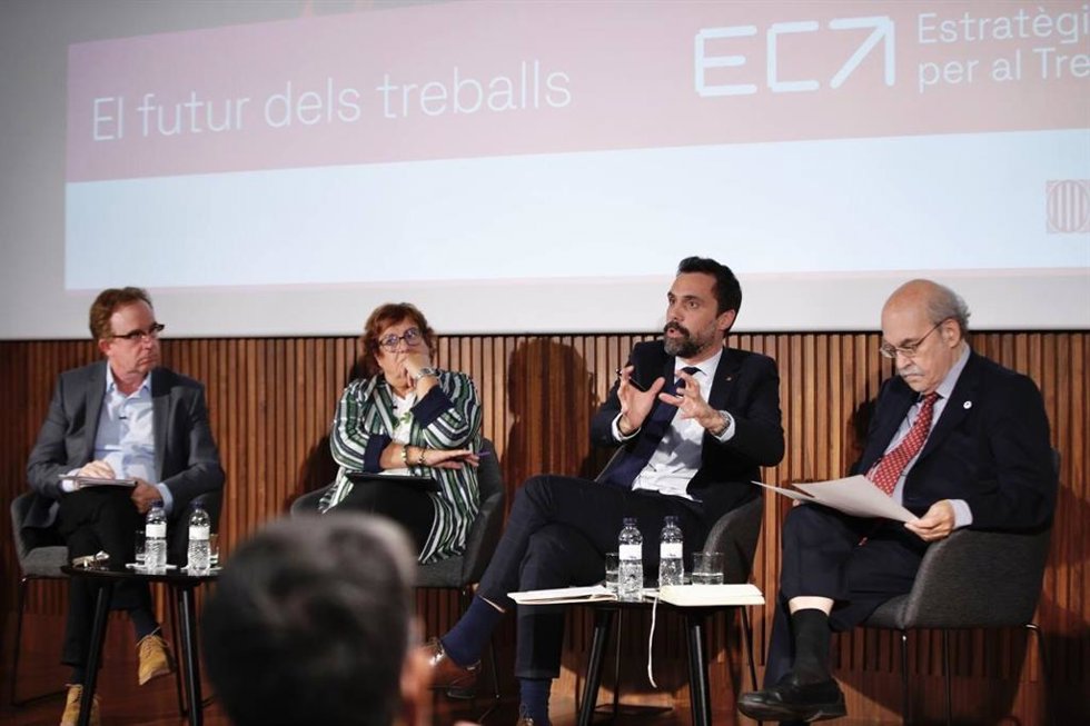 El conseller de Empresa y Trabajo de la Generalitat, Roger Torrent, en un coloquio con Dolors Bassa y Andreu Mas-Collel