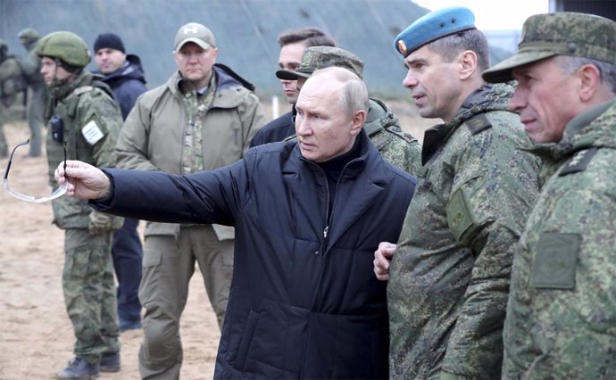 20 October 2022, Russia, Ryazan: Russian President Vladimir Putin watches military training with Deputy Commander of the Airborne Troops Major General Anatoly Kontsevoy(2nd R) during a visit to the Western Military District training area for mobilized 