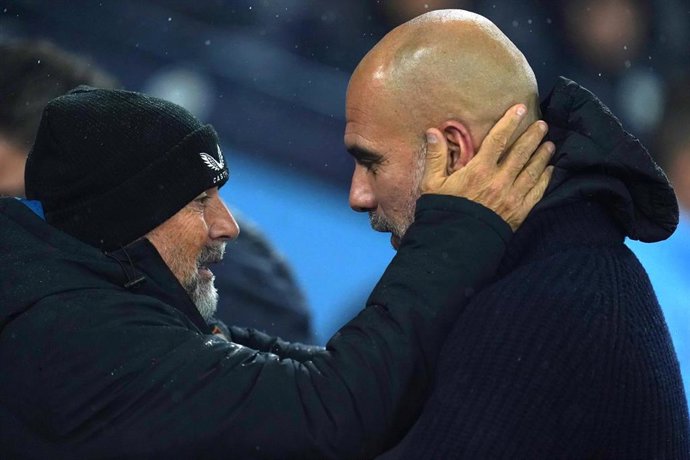 El entrenador del Sevilla, Jorge Sampaolia y el técnico del Manchester City, Pep Guardiola