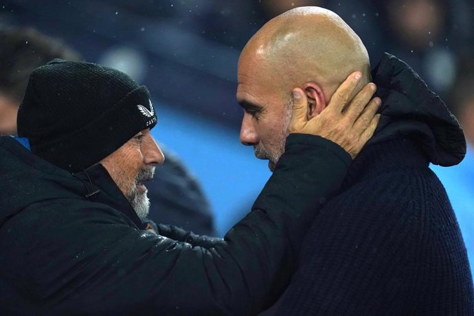 El entrenador del Sevilla, Jorge Sampaolia y el técnico del Manchester City, Pep Guardiola