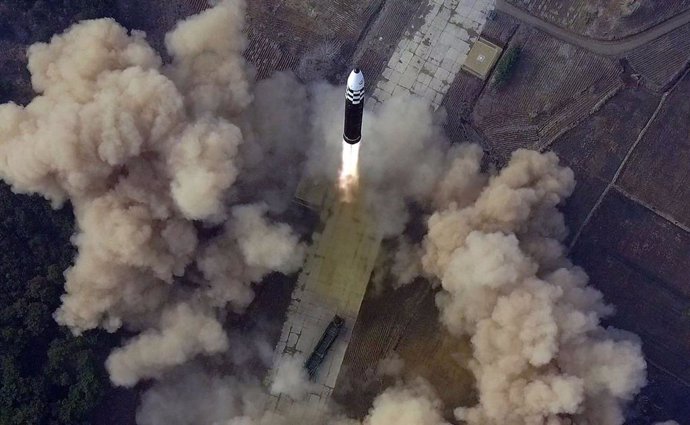 Archivo - La Agencia Central de Noticias de Corea del Norte muestra el lanzamiento de un nuevo misil balístico intercontinental en Corea del Norte