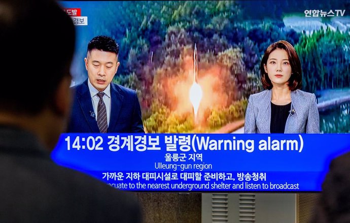 November 2, 2022, Seoul, South Korea: People watch a news broadcast with a warning at island of Ulleungdo and a file footage of a North Korean missile launch at the Yongsan railway station in Seoul. A North Korean ballistic missile flew over the de fact