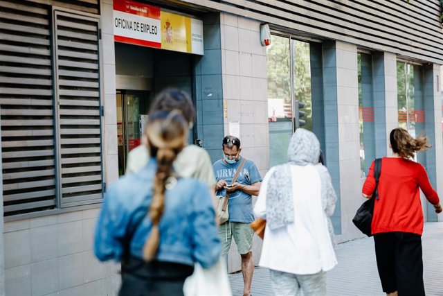 Archivo - Varias personas pasan por delante de una oficina del Servicio Público de Empleo Estatal (Sepe). Archivo.