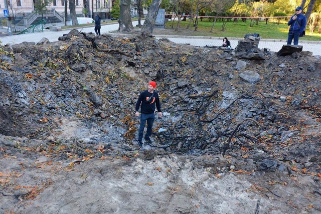 Imagen de archivo de un crater creado por una explosión de las tropas rusas en Kiev, Ucrania.