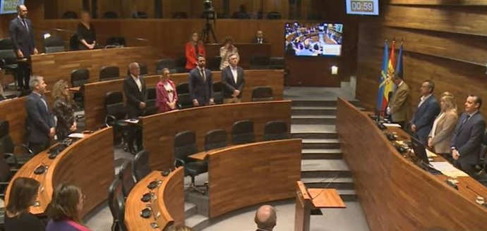 Minuto de silencio en el pleno de la Junta General por el asesinato de la pequeña Olivia