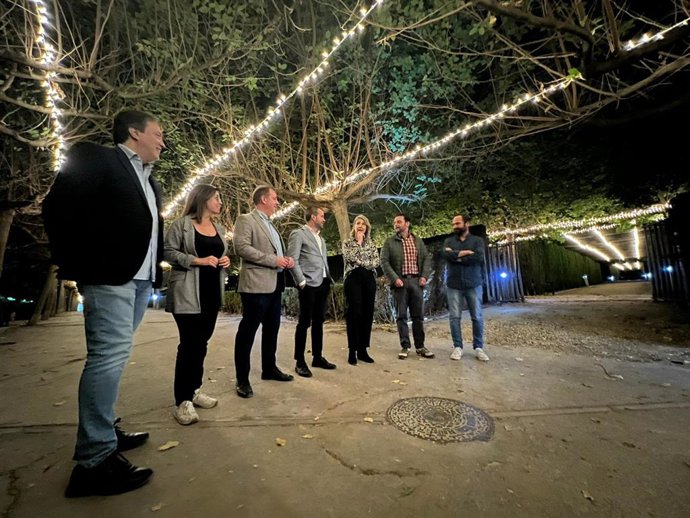 Responsables municipales y de la asociación de vecinos en el parque.