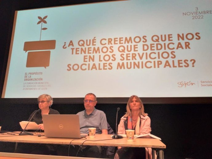 La alcaldesa de Gijón, Ana González (izda) preside la inauguración del seminario 'El Propósito de la Organización: la Fundación Municipal de Servicios Sociales del Ayuntamiento de Gijón/Xixón', en el Centro Municipal Integrado del Llano (Gijón)
