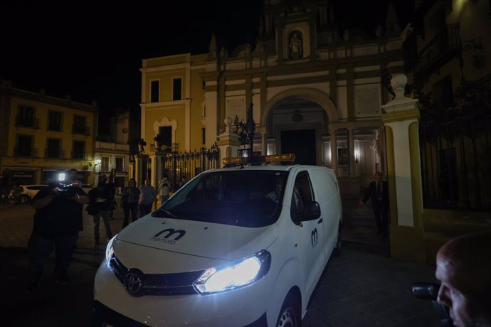 Familiares aplauden al coche de la funeraria a la salida de la basílica tras la exhumación de Queipo de Llano. a 2 de noviembre de 2022 en Sevilla (Andalucía, España). Tras la aplicación de la Ley de la Memoria Histórica, la Hermandad de la Macarena ha 