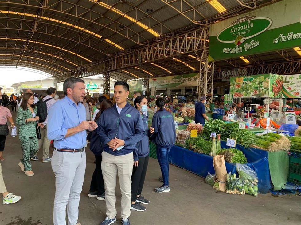 Luengo, durante su visita al mercado mayorista de Taalad Thai