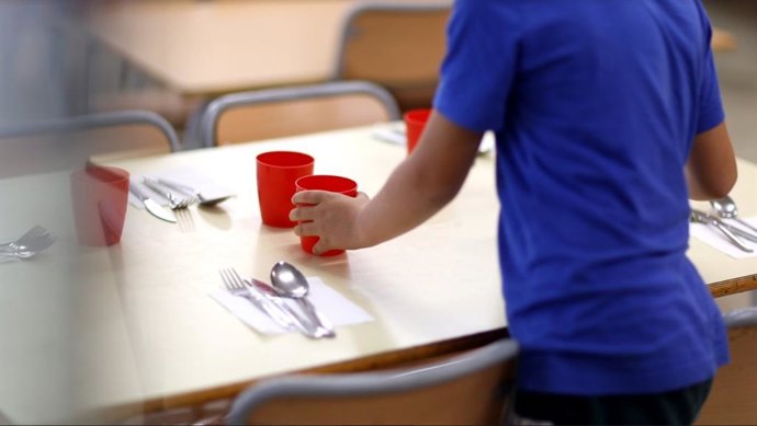 Alumno en un comedor, en una imagen de archivo