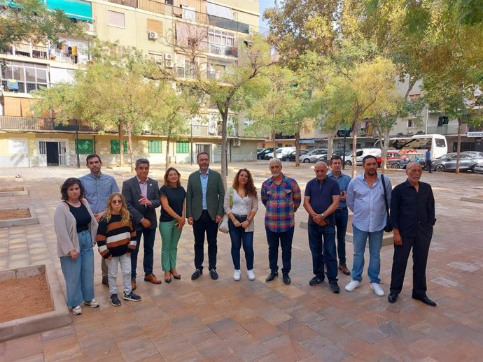 Visita del Ayuntamiento de Palma a la renovada plaza Fra Joan Alzina de Son Gotleu.