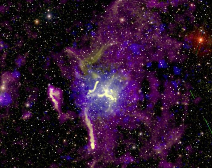 Imagen compuesta del cúmulo de galaxias Abell 2255. Los azules son datos de rayos X de ROSAT. Muestran gas caliente entre las galaxias. El amarillo y el morado son datos de radio de LOFAR. El brillo púrpura es una emisión de radio que rodea todo el cúmu