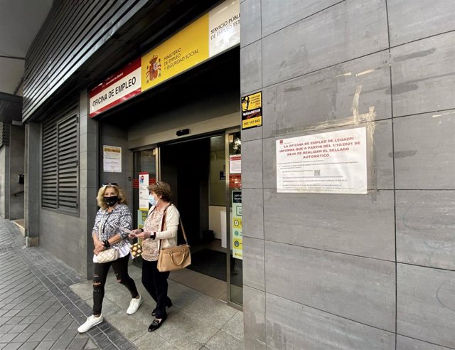 Dos mujeres salen de la oficina de empleo de Acacias. Archivo.