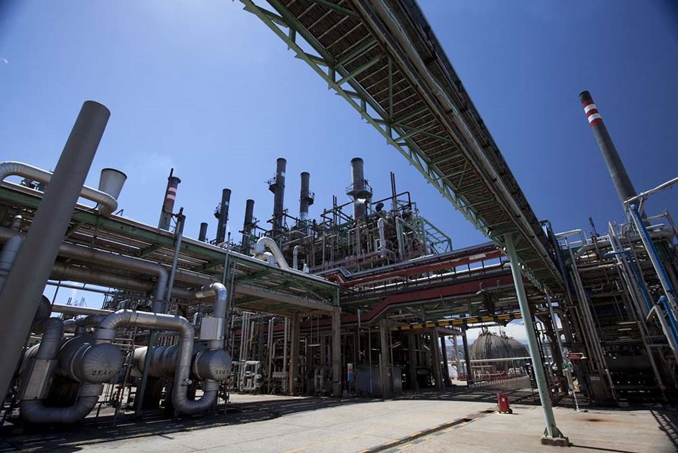 Archivo - Planta de Repsol en Puertollano