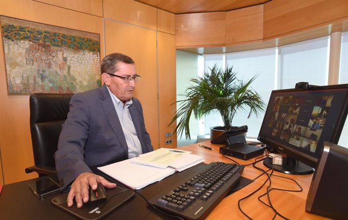 El presidente de la Diputación de Granada, José Entrena, en una reunión sobre el ciclo del agua