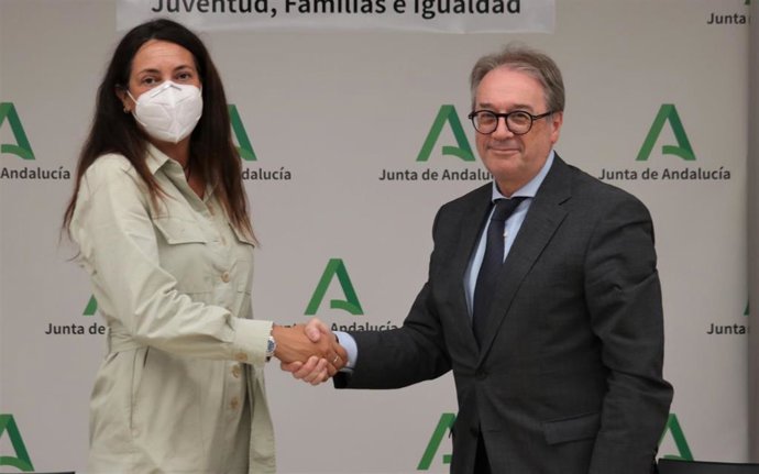 La consejera de Inclusión Social, Juventud, Familias e Igualdad, Loles López, y el subdirector general de la Fundación 'la Caixa', Marc Simón, renuevan el convenio de colaboración para desarrollar el Programa de Personas Mayores de la entidad