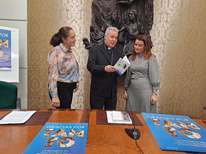 La ecónoma diocesana María de la O Rilova (i),  el arzobispo de Burgos, Marcio Iceta, y a laica de la parroquia de Cardeñadijo Marta Allende.