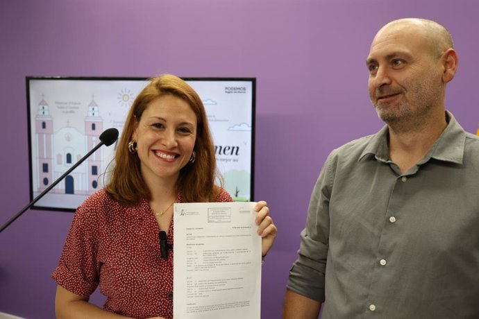 Elvira Medina, secretaria de Derechos Sociales de Podemos, y Luigi Carinci, portavoz municipal de la formación