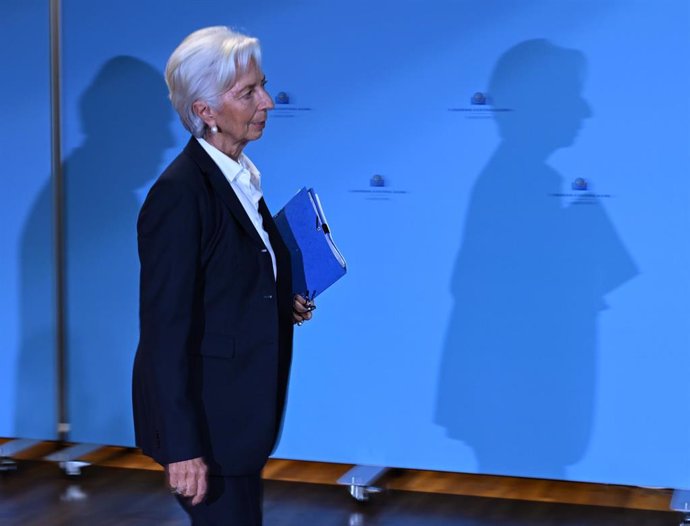 27 October 2022, Hesse, Frankfurt: President of the European Central Bank (ECB) Christine Lagarde arrives for a press conference at ECB headquarters. The European Central Bank (ECB) lifted its benchmark interest rate by 75 basis points on Thursday in or