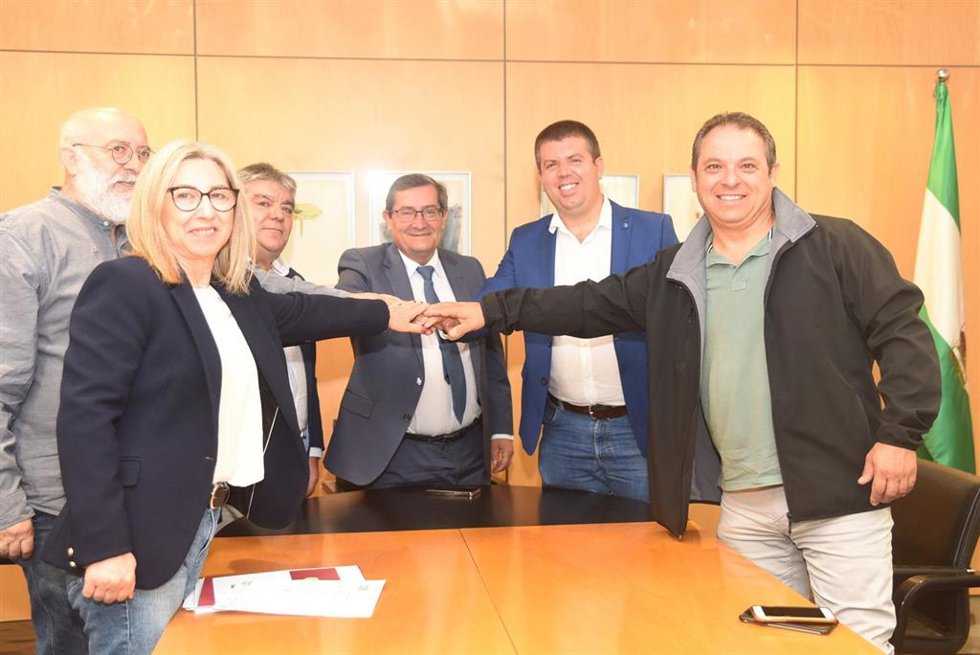 El presidente de la Diputación de Granada, José Entrena, en el centro en la foto, en la firma del acuerdo con el Ayuntamiento de Monachil para el retén de Sierra Nevada