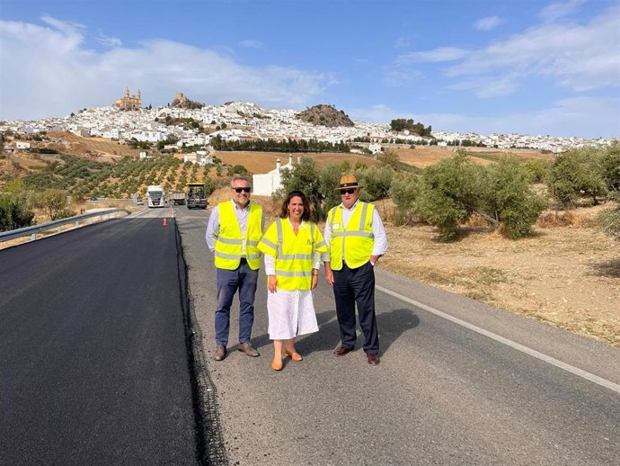 Carmen Sánchez en las obras de mejora de firme de la A-384 en Olvera