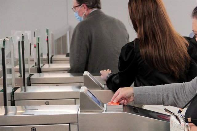 Archivo - Imagen de archivo de una de las estaciones de la línea 1 del Metro de Sevilla. 