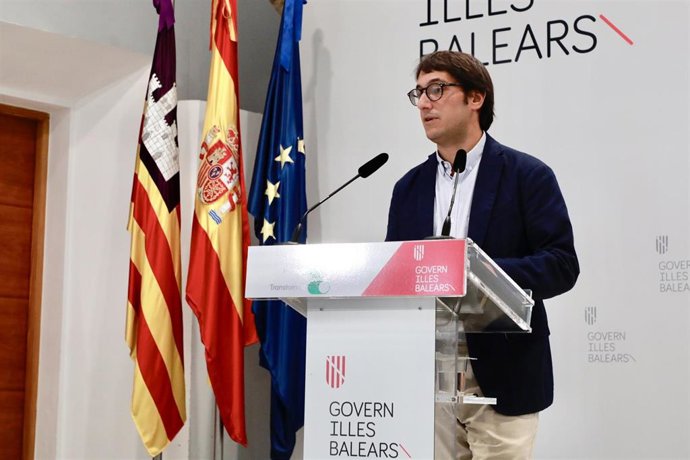Archivo - El portavoz del Govern y conseller de Modelo Económico, Turismo y Trabajo, Iago Negueruela.